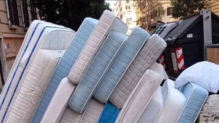 Roma capitale dei materassi abbandonati in strada. Ama: “Mille soltanto a febbraio”