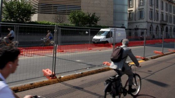 Milano, stop alle bici vicino ai cantieri. Il Comune: "Troppo pericoloso farle passare dove ci sono camion" 