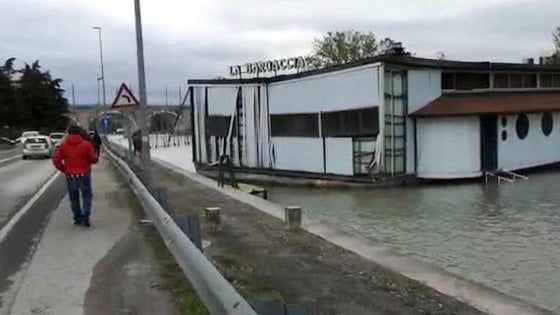 Maltempo Lombardia, ancora disperso il pescatore sul Mincio. E Brescia chiede lo stato di calamità