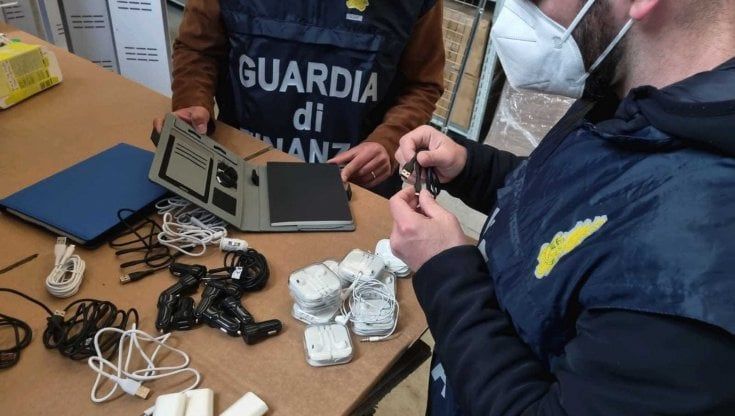 Sequestrati 500mila articoli di telefonia falso made in Italy