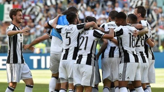 Juventus-Crotone 3-0: i gol di Mandzukic, Dybala e Alex Sandro fanno scattare la festa scudetto 