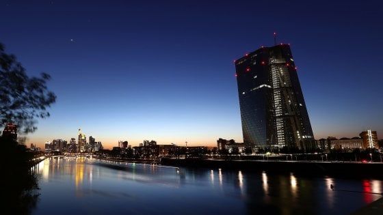 Borse europee positive: lo spread scende a 245 punti. Disoccupati Usa, altre 4,4 milioni di richieste