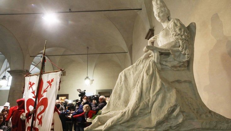 Giani: "Per la facciata di San Lorenzo chiederò ai carristi di Viareggio". Svelata la statua dell'Elettrice Palatina