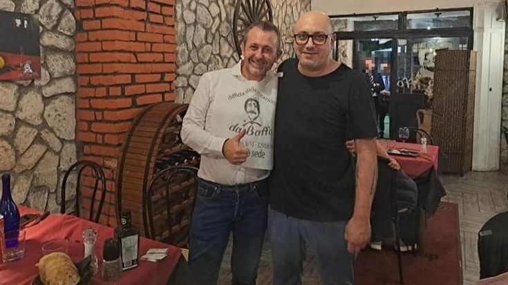 Caso Delmastro, ecco la foto del 2023 con il sottosegretario e il ristoratore condannato per mafia