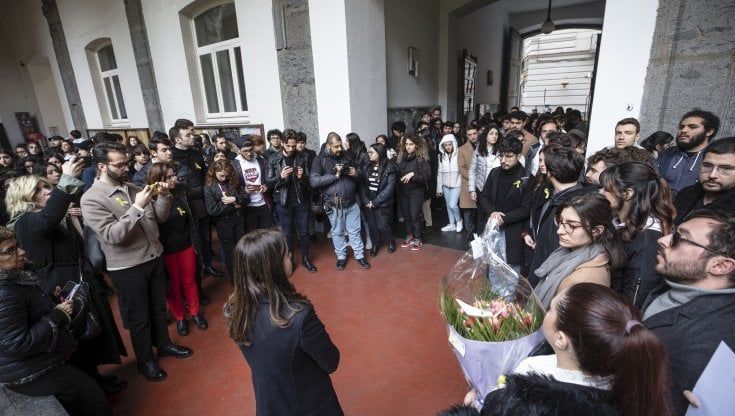 Napoli, studenti e fiori all'università per la sudentessa morta: "Noi schiacciati dalla società delle performance"
