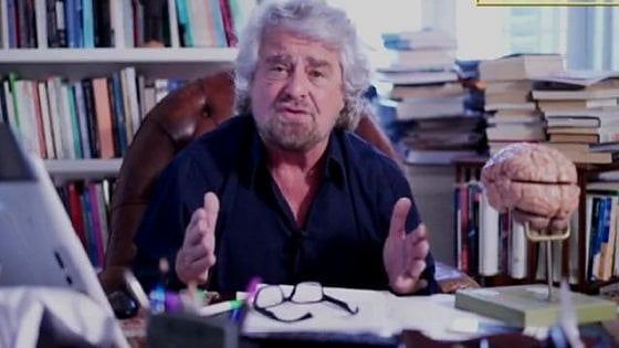Referendum, Grillo contro il Sì: "Serial killer della vita dei nostri figli". Renzi: "E' in difficoltà per le firme false"