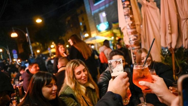 Movida, anche i residenti di Cisterna dell’olio contro Comune e locali: “Fermate il rumore”