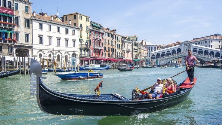 L’estate non basta al turismo: il saldo a fine agosto è a -7 miliardi