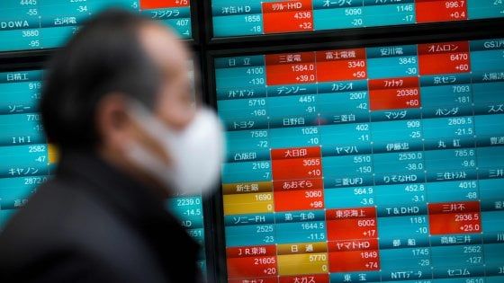 Coronavirus, crollano i listini cinesi alla riapertura degli scambi. Ma Ue e Wall Street rimbalzano