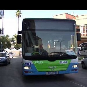 Brindisi, bambino di 6 anni cade dal bus in corsa: frattura e trauma cranico 