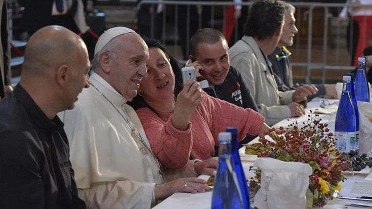 Maria Rosaria e il posto a tavola accanto a Francesco: “Non conosceva le lasagne: che piatto è?”