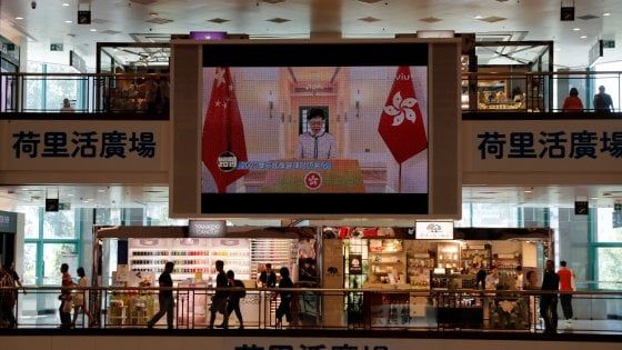 Usa-Cina, lo scontro si sposta su Hong Kong: Borse in calo
