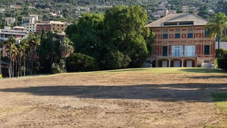 Genova, parchi di Nervi senza prati dopo i palchi dei balletti:“Danni pubblici, utili privati”
