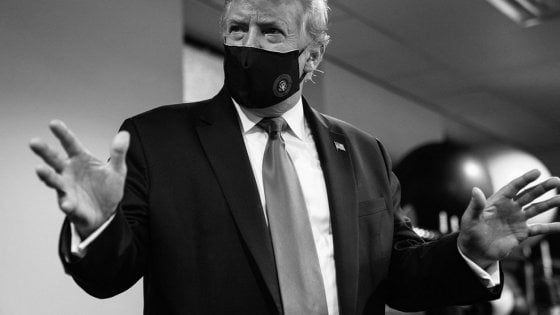 Trump twitta la sua foto con la mascherina: "Sono patriottico"