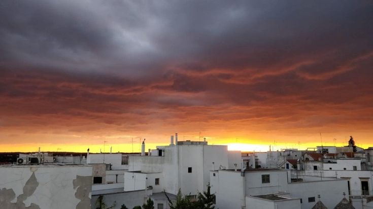 L'addio dell'estate pugliese con i colori di albe e tramonti