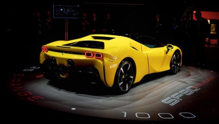 La SF90 casca dal camion: come farsi venire un infarto