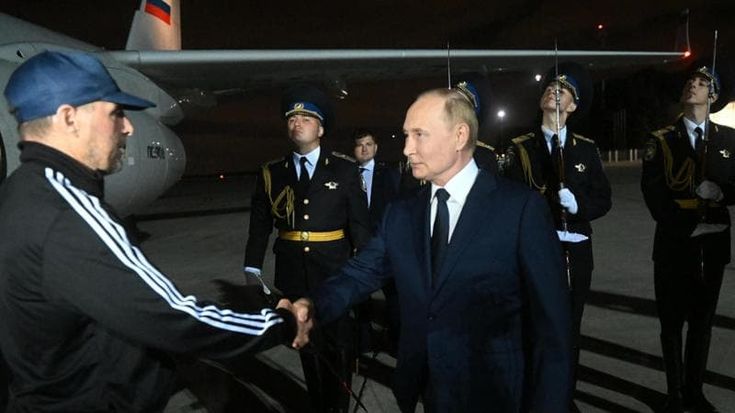 Mosca, tappeti rossi per il killer di Putin. Ma la sua liberazione spacca la Germania