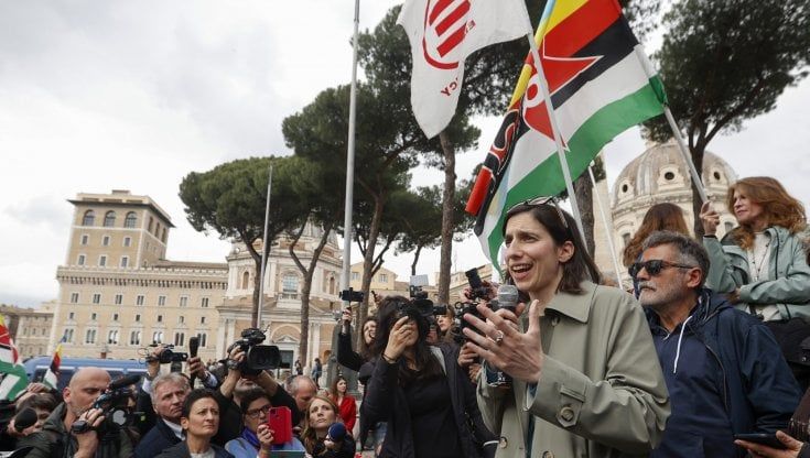 Decreto Cutro, il blitz a sorpresa di Schlein che conquista la piazza