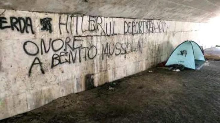 Olimpico, raid neofascista svastica sulla tenda del clochard