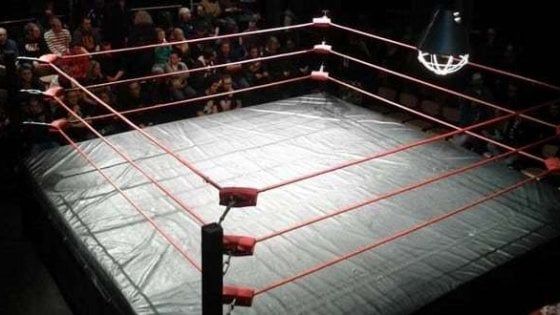 Figlio perde sul ring, papà coach scaglia sedia sui giudici