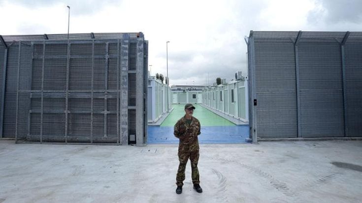 Migranti, ora il centro in Albania rischia di svuotarsi. Oggi i primi verdetti dei magistrati
