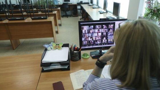 "Cara ministro Azzolina, ci aiuti. Noi supplenti spazzati via dalla chiusura delle scuole". Un esercito di prof precari minaccia ricorso