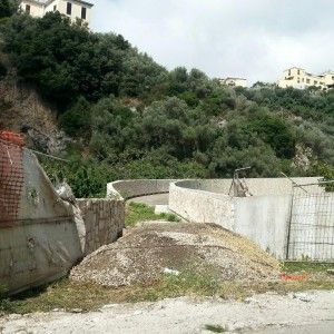 Una stradina abusiva per snellire il traffico verso i lidi di Seiano