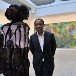 Addio a Okwui Enwezor, primo curatore africano della Biennale