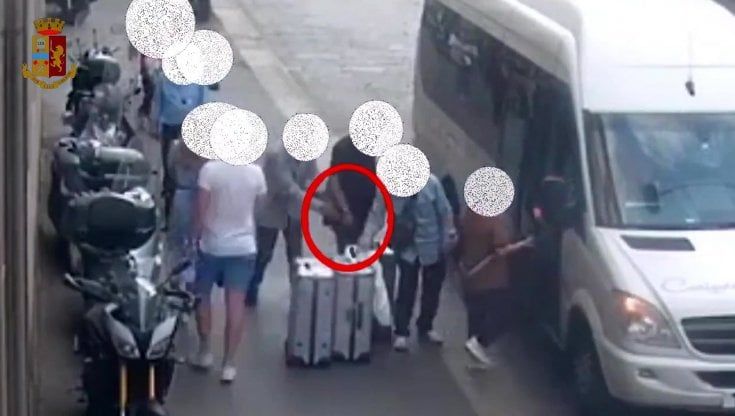 Preso il ladro seriale di orologi di lusso a Milano: con la tecnica dello strappo tre furti in pieno centro