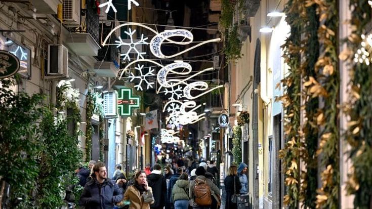 Prime luci di Natale a Chiaia, “Ma via Toledo e il Vomero sono ancora al buio...”