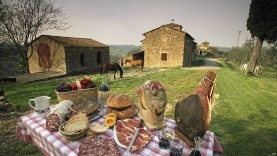 Negli agriturismi della Lombardia solo pesce e vini della regione: la norma 'autarchica' voluta dalla Lega