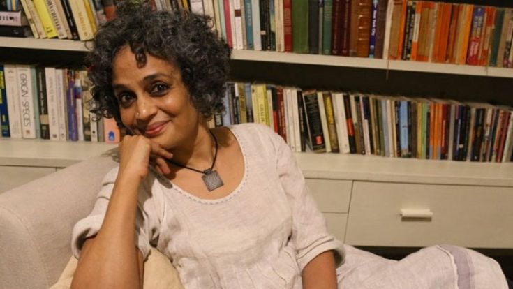 Arundhati Roy: “L’India rischia il caos, ma è meglio dei fascisti”