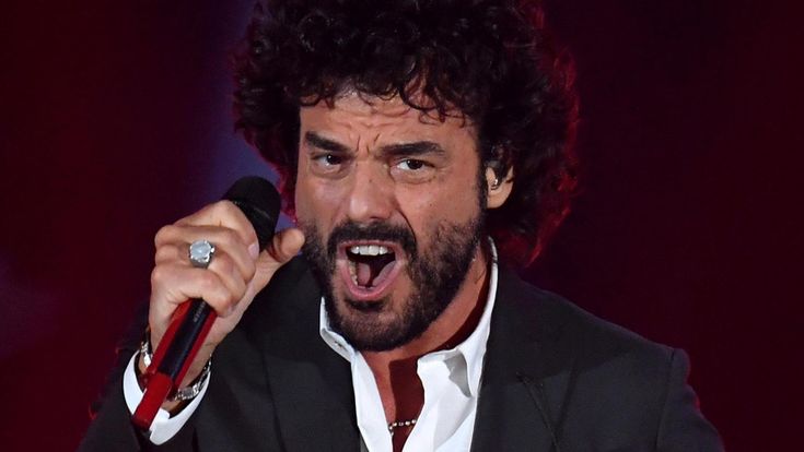La voce di Renga: “Meglio quella maschile di quella femminile” 