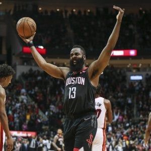 Basket, Nba: secondo ko di fila per Golden State, Harden show: 58 punti, Houston vola