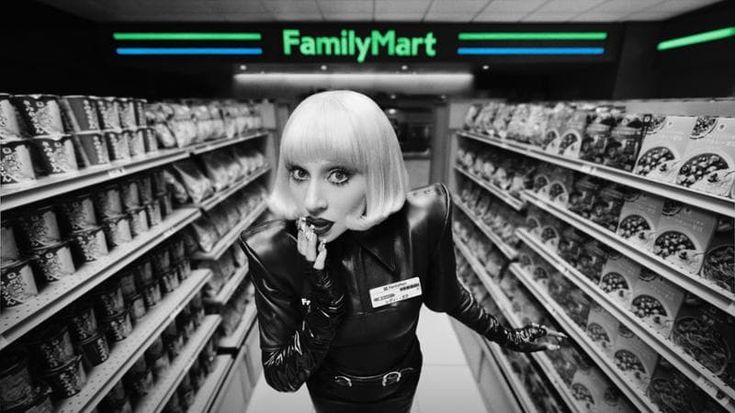 Giappone, Lady Gaga commessa da FamilyMart: lo spot per attirare giovani lavoratori