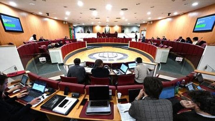 Sanità, maratona in Regione per la riforma. Battaglia delle opposizioni, presidio dei sindacati