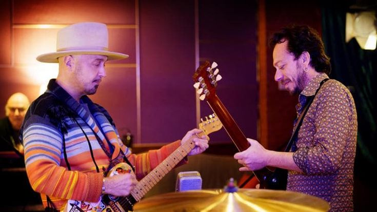 Joe Bastianich alle prese con la chitarra: “Suono un folk blues spartano che vi farà divertire”