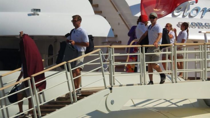 Al molo dei migranti attracca il superyacht di Abramovich
