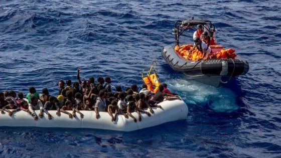 Migranti, Ue: da Tallinn nessuna risposta a Roma. Merkel con Juncker: "Italia e Grecia non vanno lasciate sole"