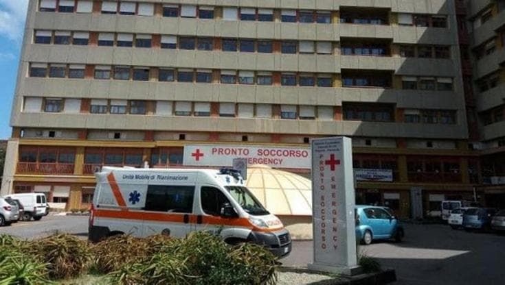 Avvocato palermitano mangia tonno al ristorante a Stromboli e finisce in ospedale