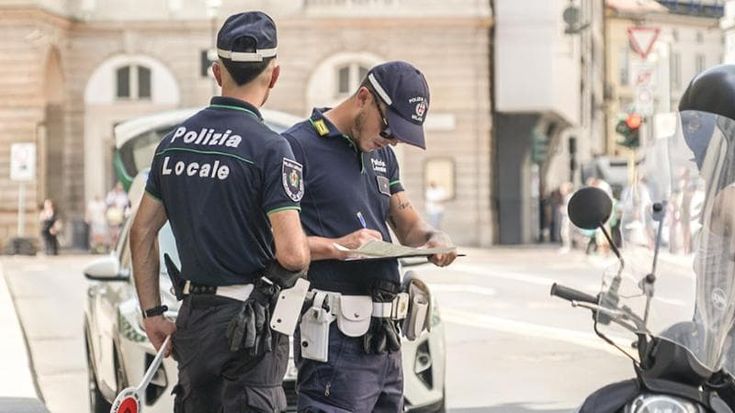 Aggredisce per strada l’amica che perseguita da più di un anno, arrestato: “Violento e geloso”