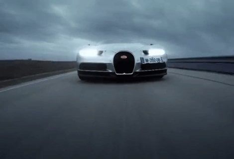 Cristiano Ronaldo al volante della Chiron. Ed è subito show