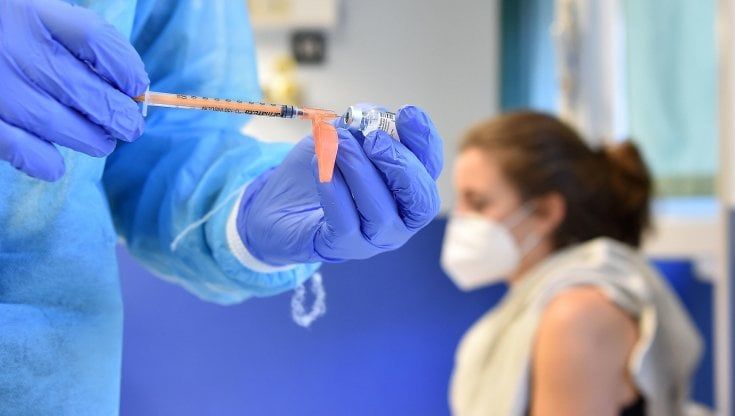 Coronavirus, Donini: ok obbligo vaccino docenti, no studenti 