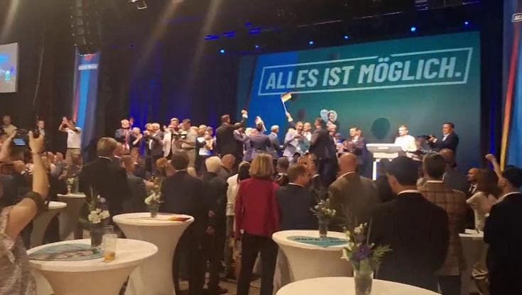 Voto in Sassonia-Anhalt, l'esultanza al comitato elettorale di AfD dopo i primi exit poll