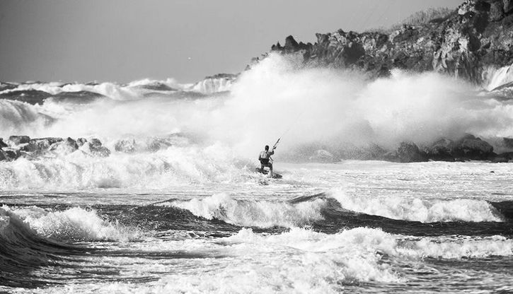 Onde giganti, a Ischia lo spettacolo del kitesurf