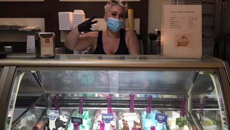 Dona il suo gelato ai bimbi in quarantena causa Covid sul Gargano: "So che cosa significa l'isolamento"