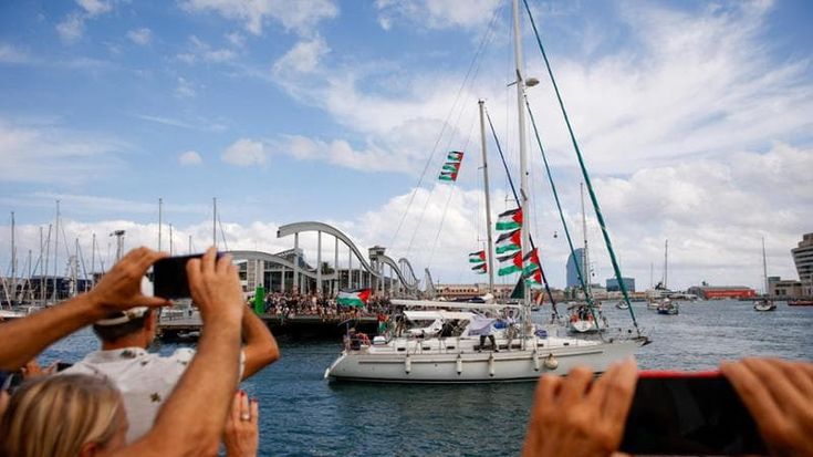 La Global Sumud Flotilla in rotta verso Gaza. Israele: “Saranno tutti arrestati come terroristi”