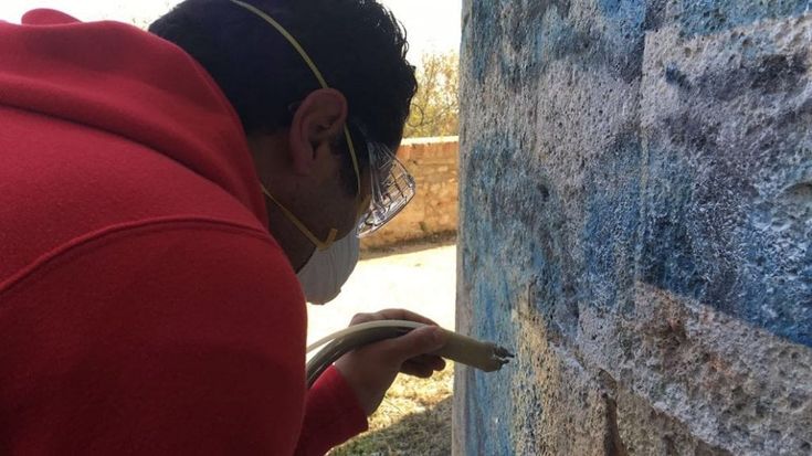 Lucera, ripulito il muro del castello federiciano imbrattato dai vandali