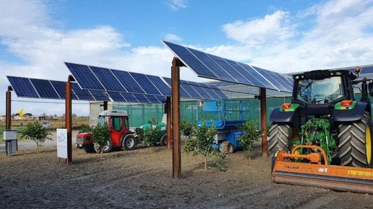 Il governo vieta i pannelli solari nei campi. Gli operatori: “Così si blocca la lotta al cambiamento climatico”