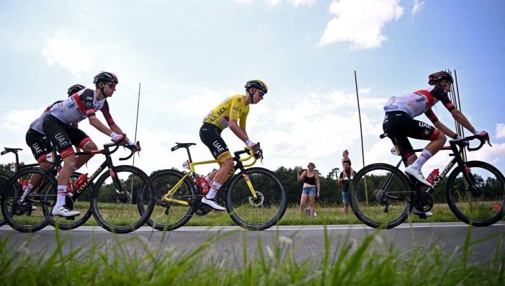 Tour, Pogacar sotto accusa. Tre corridori: "Strani rumori dalle ruote posteriori della sua bici"